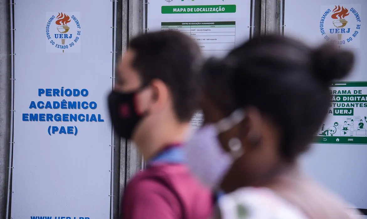 Estudantes chegam para o segundo dia do Exame Nacional do Ensino Médio (Enem) 2020, na Universidade Estadual do Rio de Janeiro(UERJ).