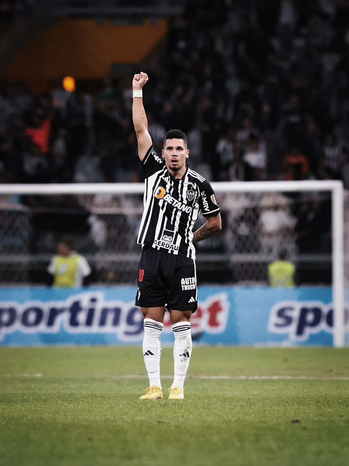 Paulinho marca duas vezes, Atlético-MG vira sobre o Athletico-PR e respira na Libertadores