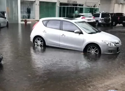 VÍDEO | Chuva provoca alagamentos e causa transtornos na quarta-feira dos capixabas