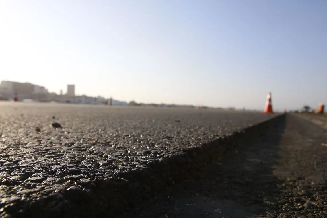 Obras de pavimentação com asfalto poroso, mais aderente, na pista principal do Aeroporto Santos Dumont.