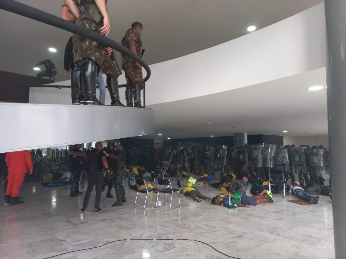 Terroristas são rendidos e presos dentro do Palácio do Planalto após destruição