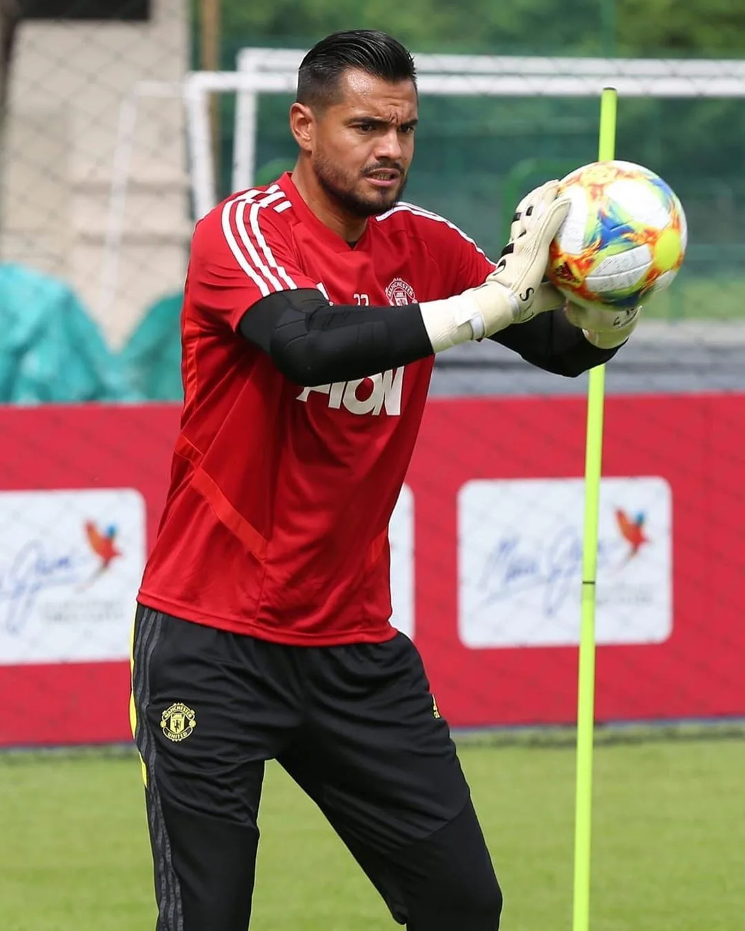 Goleiro argentino Sergio Romero destrói sua Lamborghini em acidente em Manchester