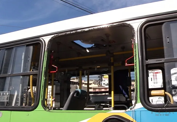 Passageiro vai parar na delegacia após passar do ponto e quebrar janela de ônibus em Cariacica