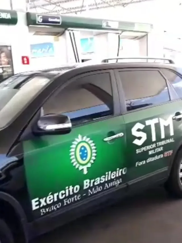 Carro com adesivo do Exército chama a atenção na Serra