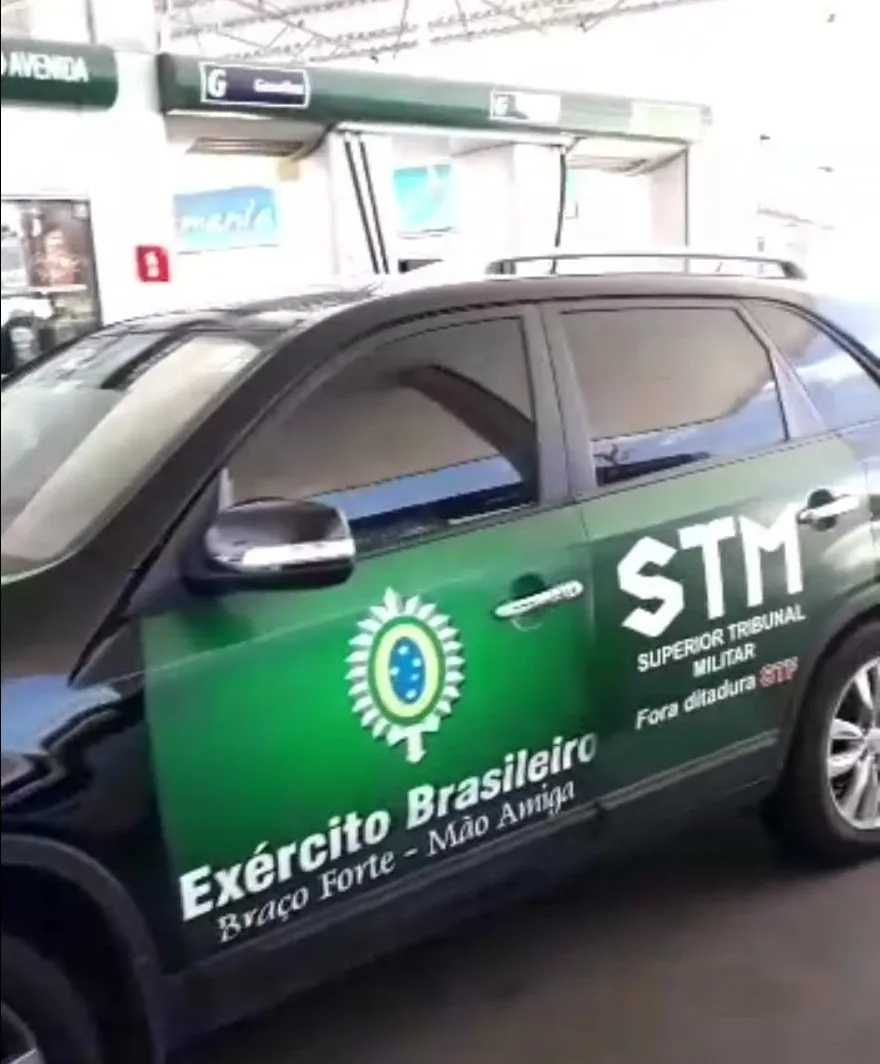 Carro com adesivo do Exército chama a atenção na Serra