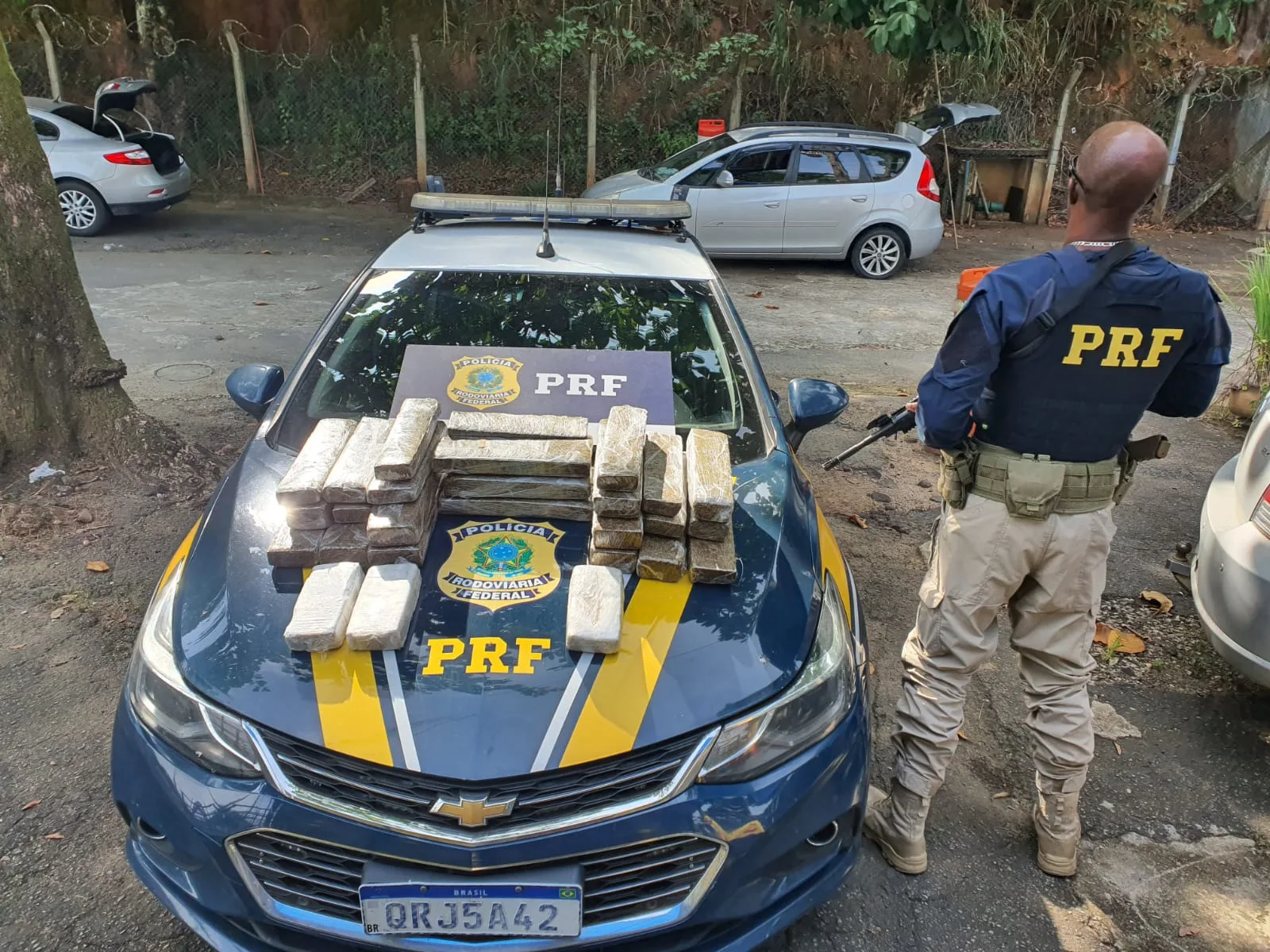 PRF apreende mais de 30 kg de maconha em carro na BR-101, no ES