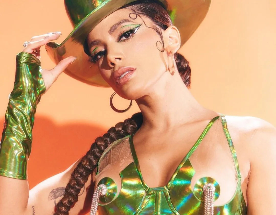 Surpresa! Anitta revela capa e anuncia novo álbum "Versions Of Me"