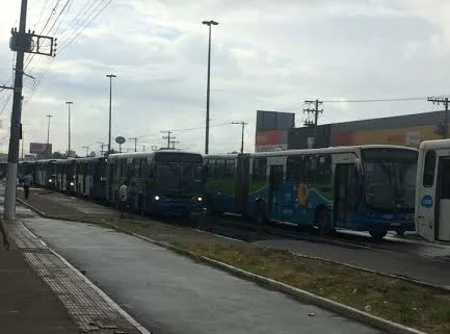 Motorista é demitido, se acorrenta em portão e impede saída de ônibus em Vila Velha