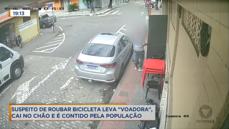 Suspeito de roubar bicicleta leva "voadora" e cai no chão