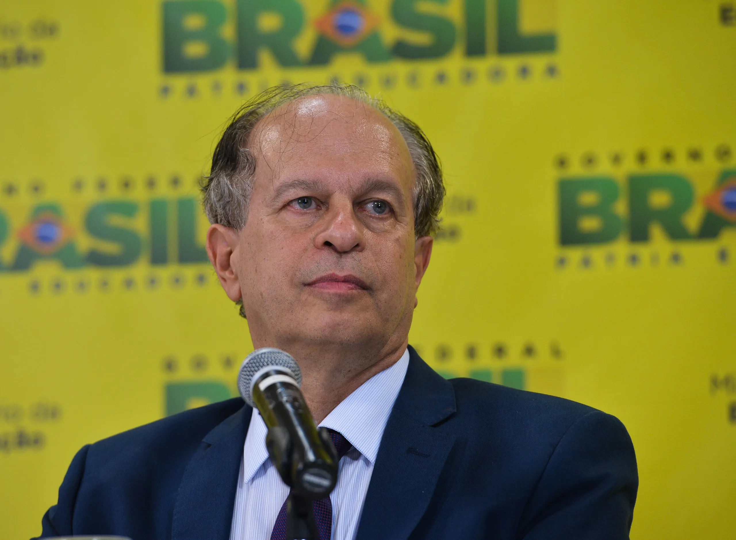 O novo ministro da Educação, Renato Janine Ribeiro, fala à imprensa após cerimônia de transmissão de cargo, no ministério (Valter Campanato/Agência Brasil)