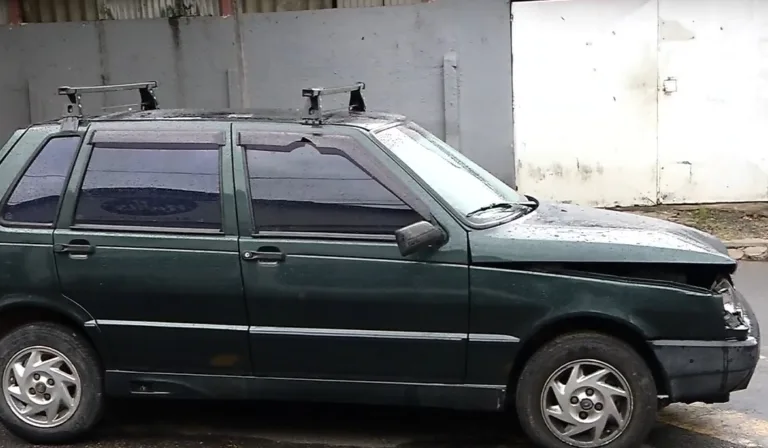 PM é atropelado por jovens que tentaram fugir de blitz em carro roubado e com droga