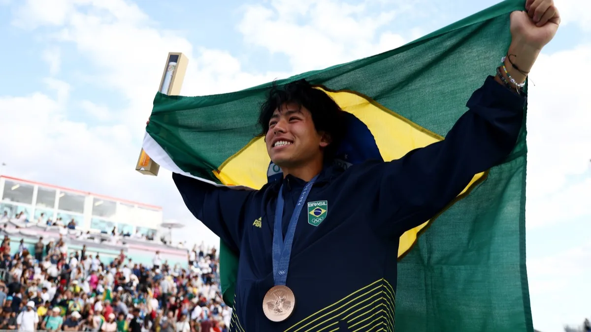 2024.08.07 – Jogos Olímpicos Paris 2024 – Skate Park Masculino – O atleta brasileiro Augusto Akio comemora a medalha de bronze na final olímpica que contou com três skatistas brasileiros. Foto: Luiza Moraes/COB.