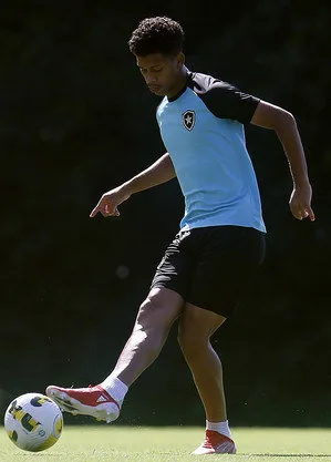 Zagueiro Kawan assina primeiro contrato profissional com o Botafogo