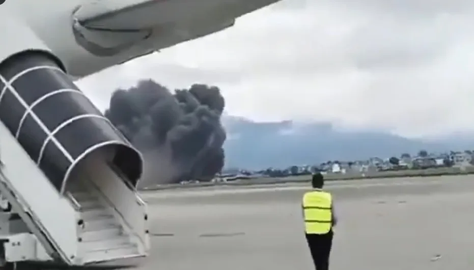 VÍDEO | Avião cai após decolar, explode e mata 18 pessoas no Nepal