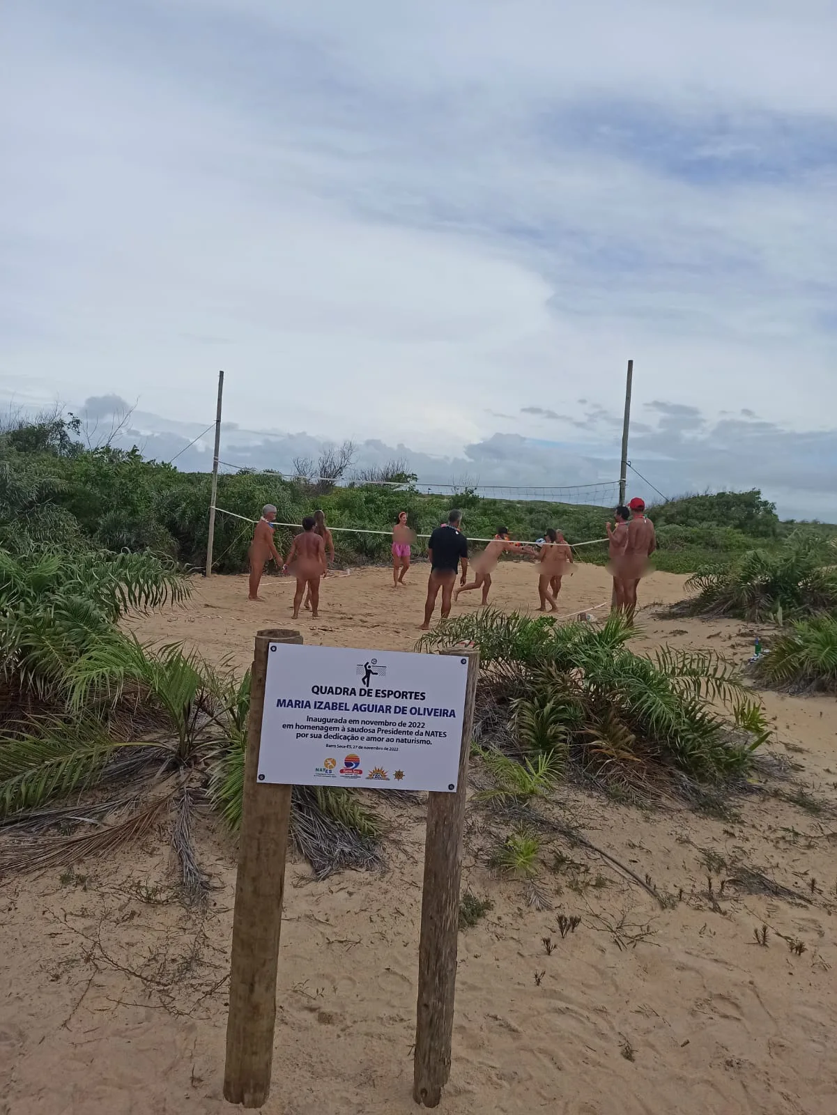 Pelados na praia: como é viver no único condomínio naturista do ES