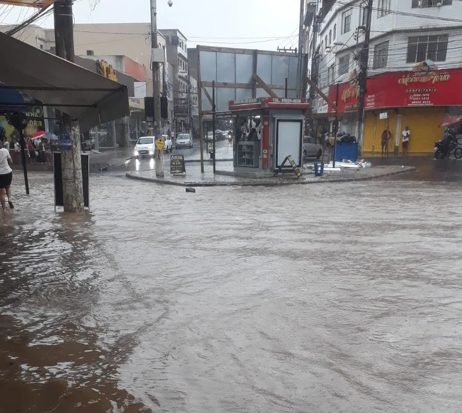 Temporal alaga ruas de Cariacica e complica vida de pedestres e motoristas