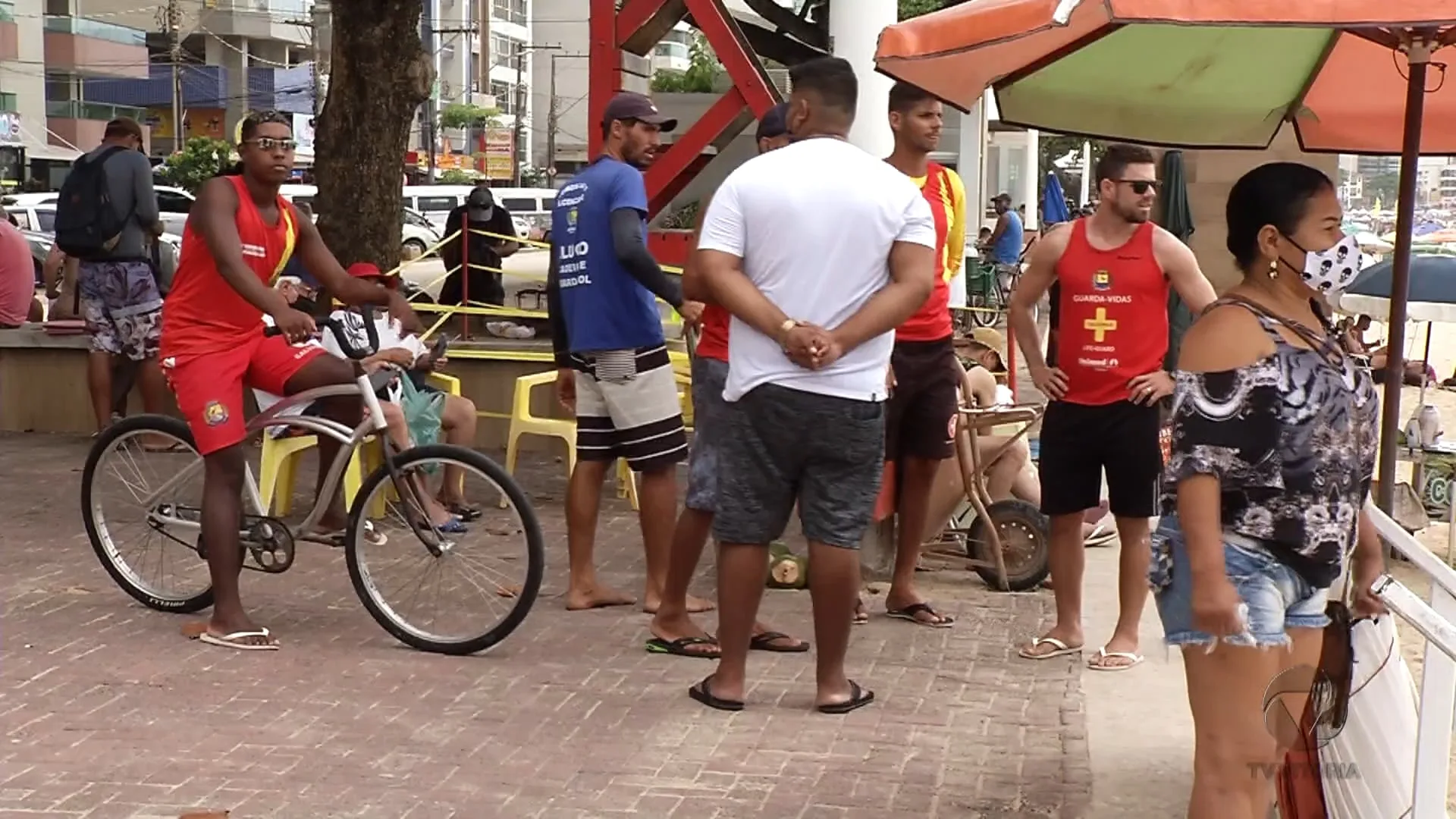 Turistas e moradores ignoram risco e lotam Guarapari