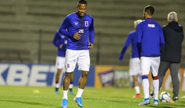 Com passagens por Santos e Paraná, lateral Guilherme Santos negocia com a Ponte