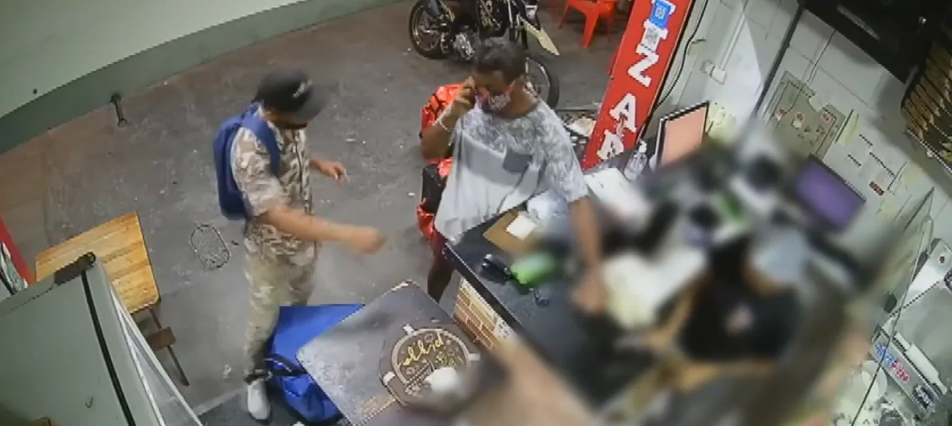 VÍDEO | Bandidos armados rendem funcionários e roubam pizzaria em Vitória