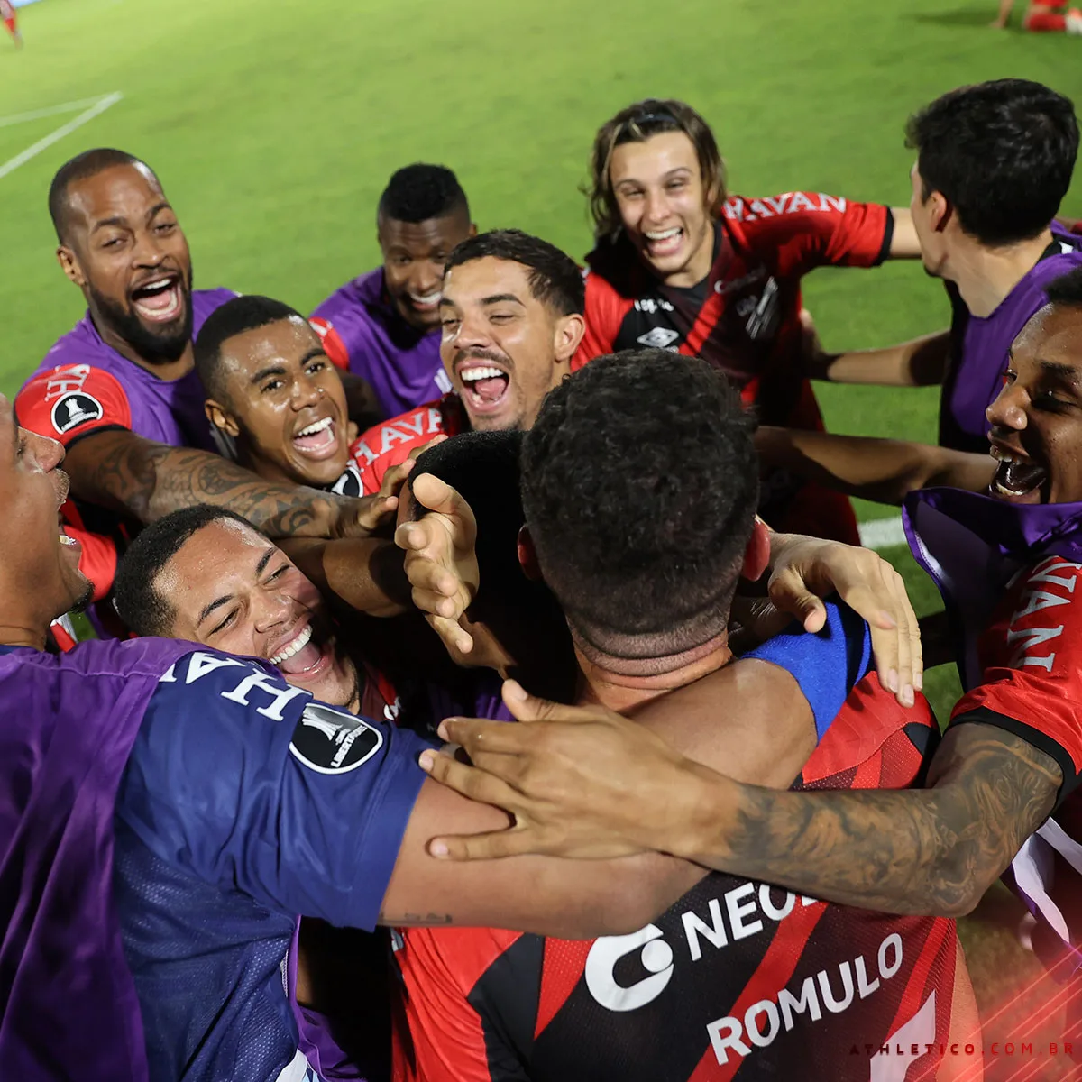 Com dedo de Felipão, Athletico-PR empata com Libertad e avança na Libertadores