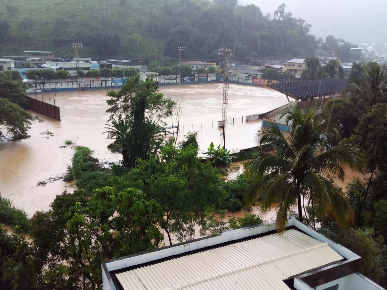 Chuva deixa bairros debaixo d'água em Mimoso do Sul e prefeito faz alerta