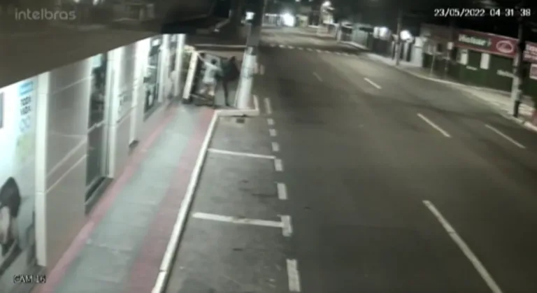 VÍDEO| Homens são flagrados furtando tampa de caixa de telefone em comércio de Vila Velha