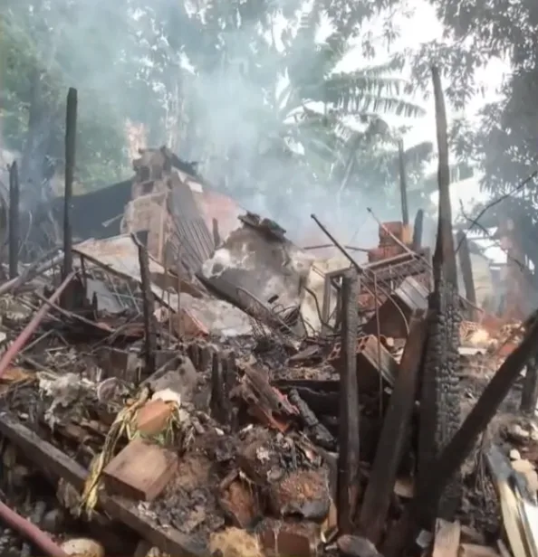 FOTOS | Casa de madeira fica destruída após incêndio em Vitória