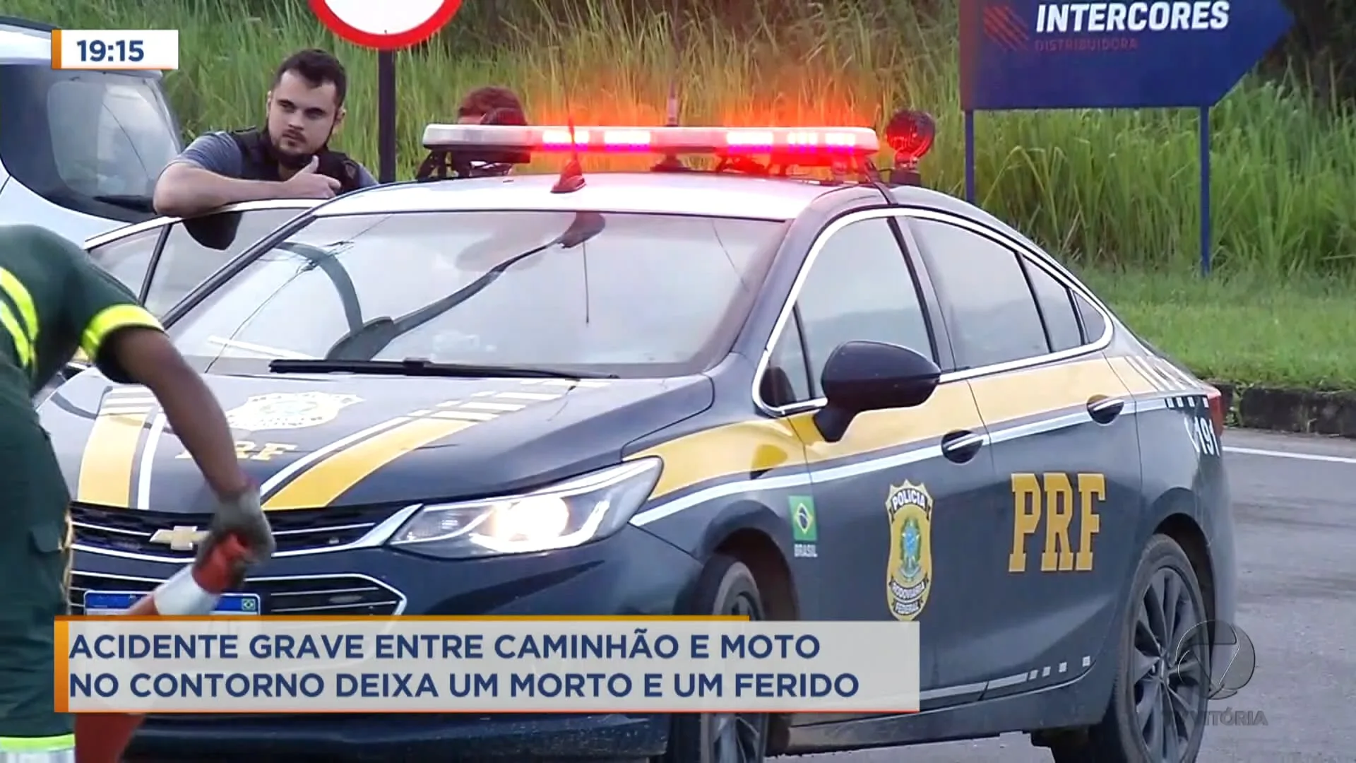 Acidente grave entre caminhão e moto no Contorno deixa um morto e um ferido