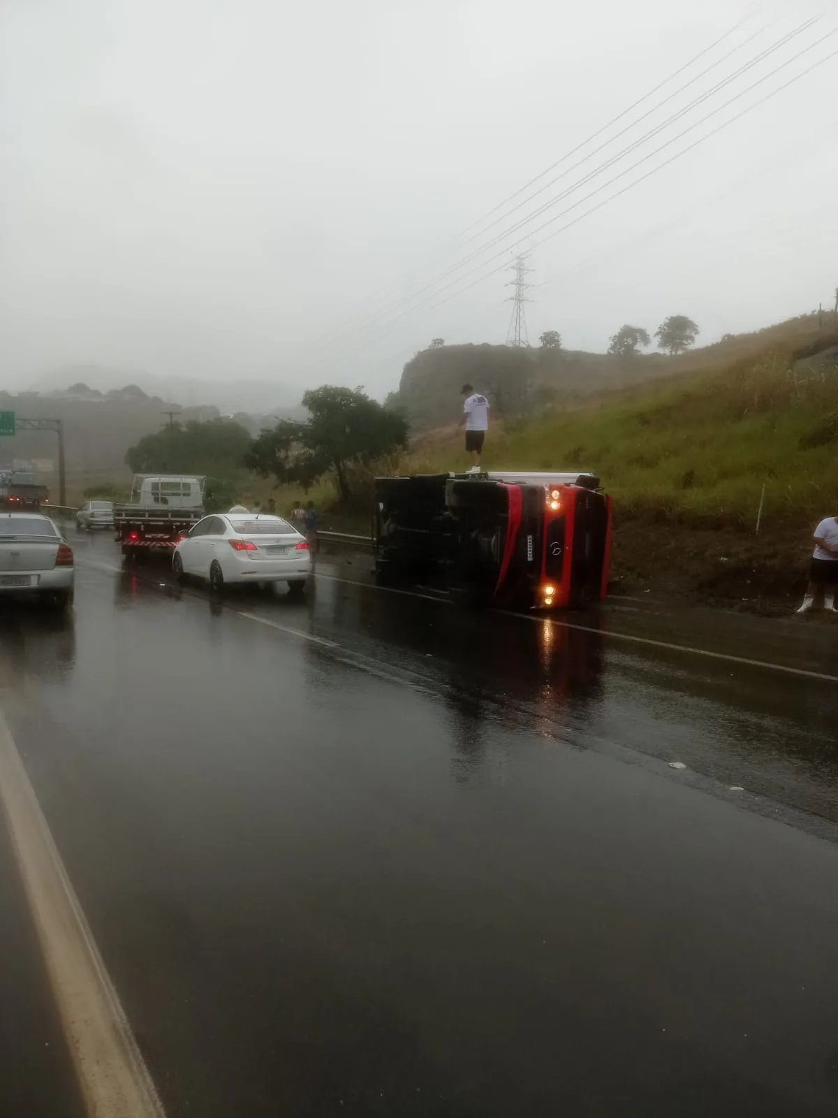 Caminhão-baú bate em barranco e tomba na Rodovia do Contorno, em Cariacica