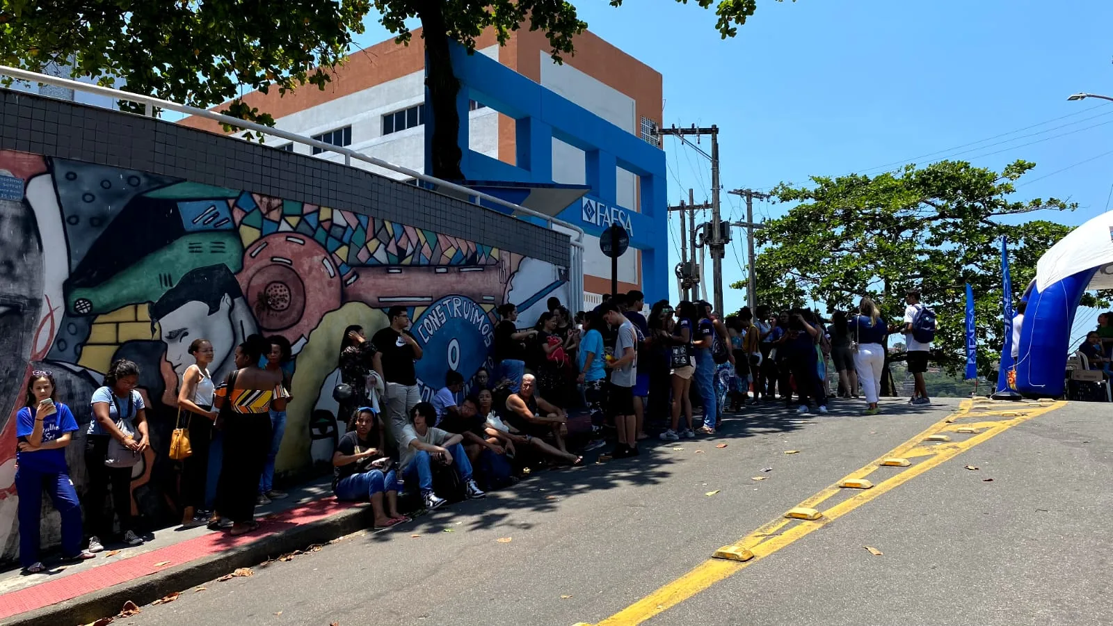 Estudantes chegam para 2º dia de provas do Enem