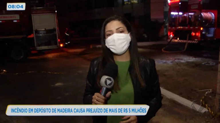 Incêndio atinge depósito de madeira na Serra