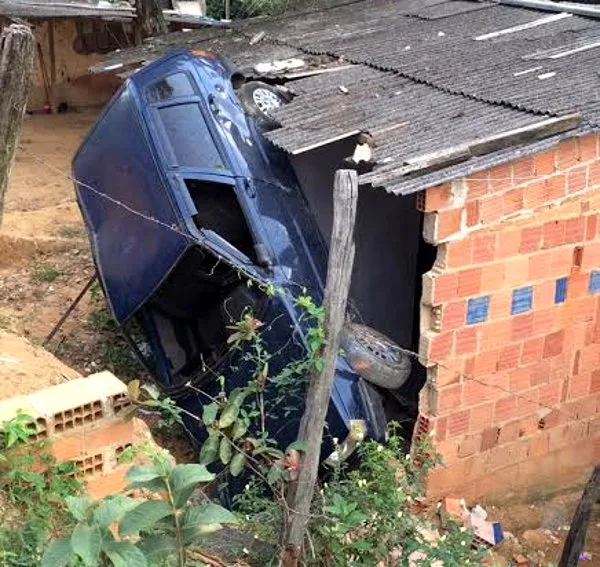 Motorista perde controle da direção, despenca de ladeira e carro destrói casa em Cariacica