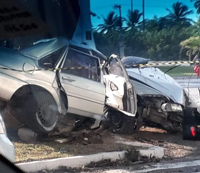 Jovem que se envolveu em acidente de carro na Praia do Canto segue internado