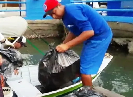 Voluntários recolhem mais de uma tonelada de lixo na orla de Vitória