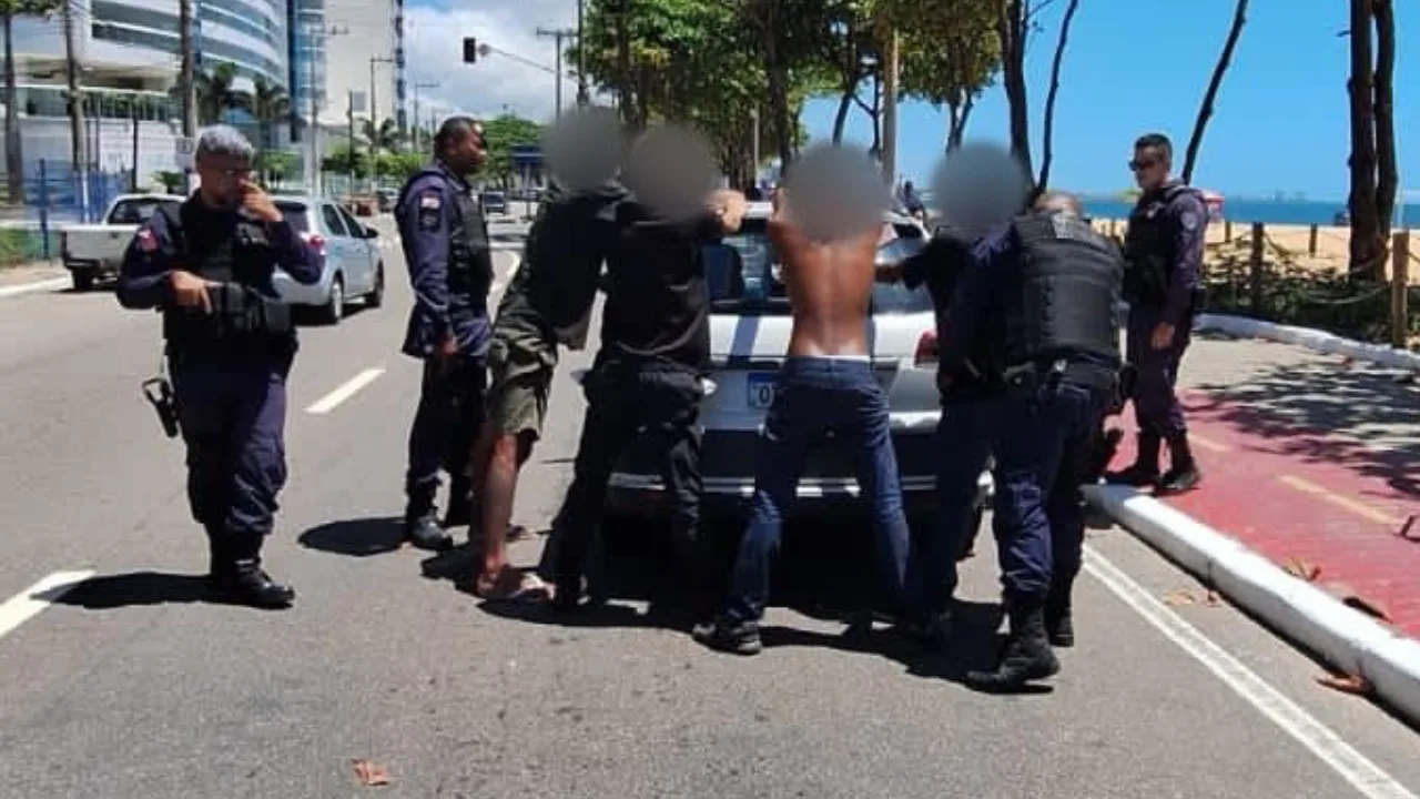 VÍDEO | Passageiros de carro de aplicativo são flagrados com submetralhadora em Itapuã