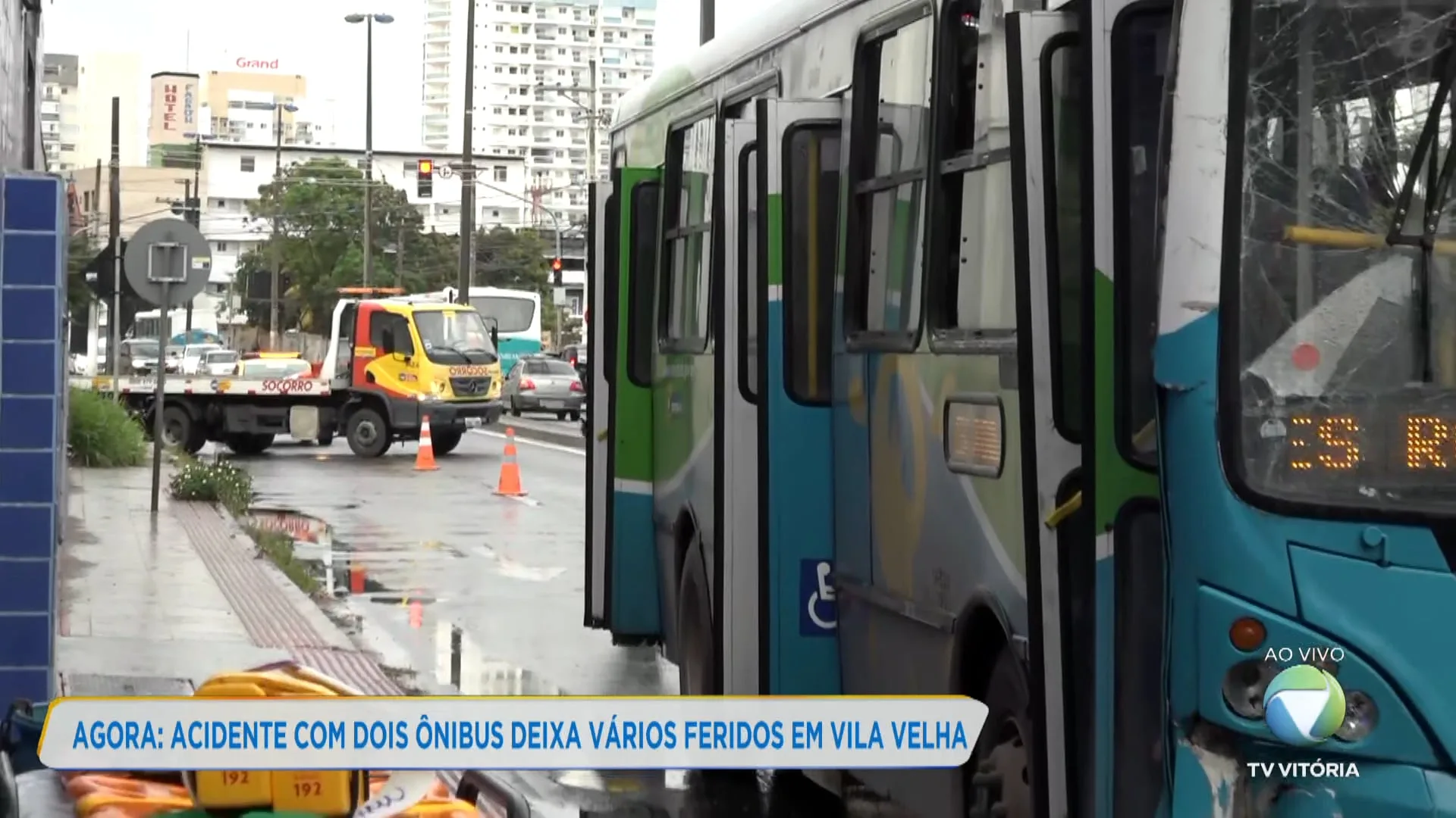 Acidente entre dois ônibus deixa vários feridos