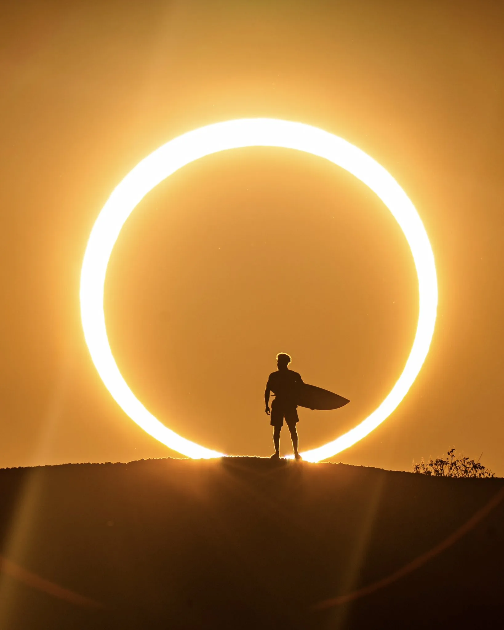 Foto do ano? Os bastidores do ensaio do surfista Italo Ferreira com o "círculo de fogo"