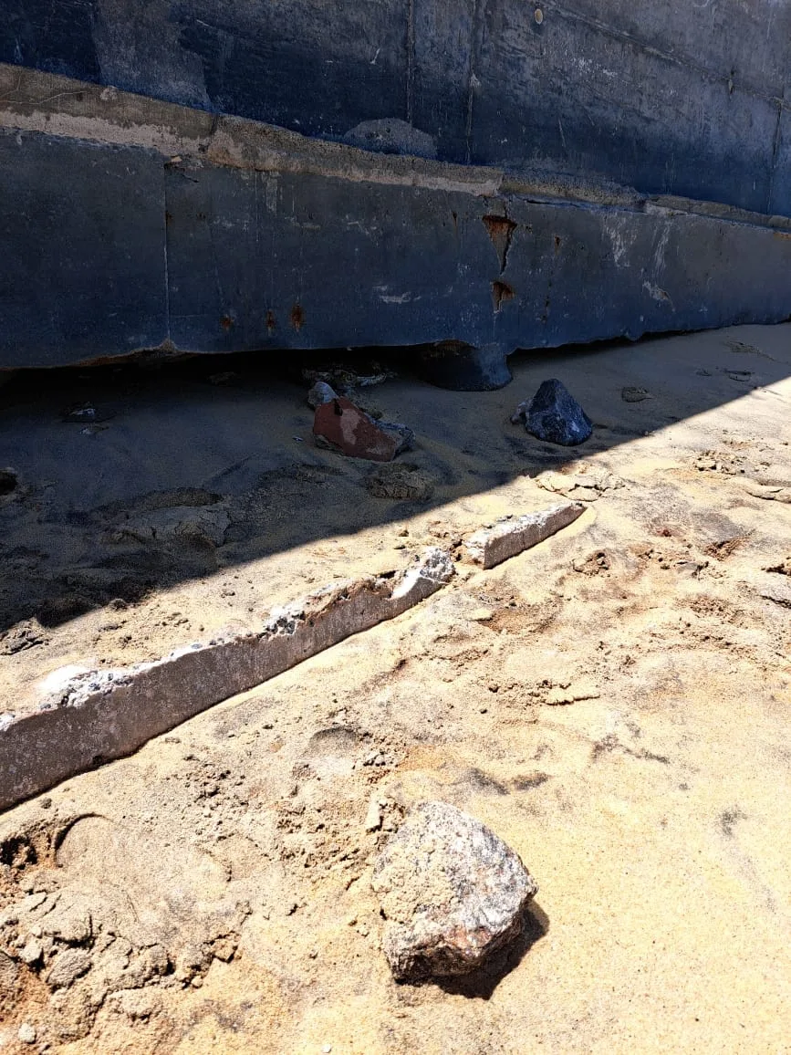 Muro na Areia Preta tem rachaduras e moradores usam pedras como degraus para acessar praia