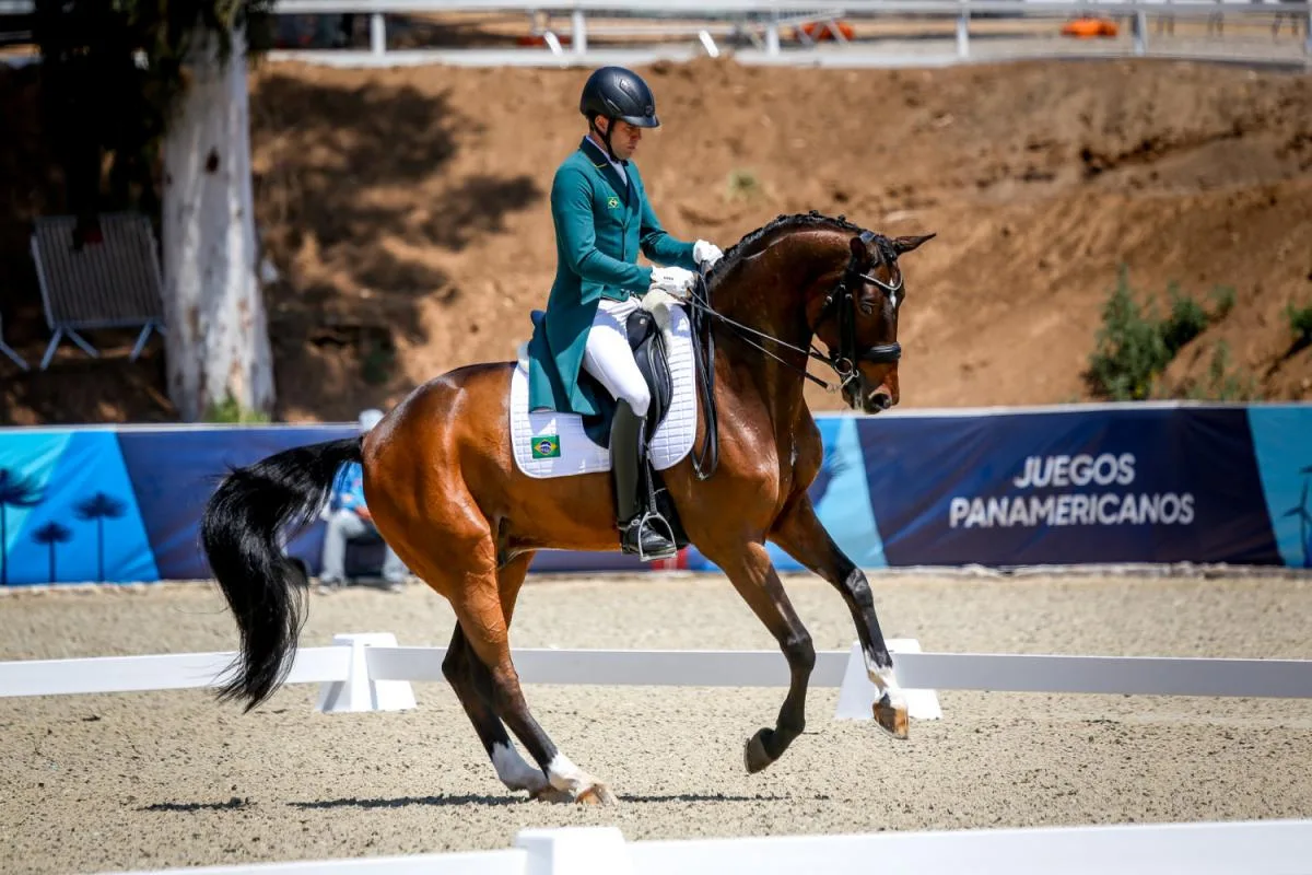 Filho da Rainha Hortência conquista a prata no hipismo adestramento