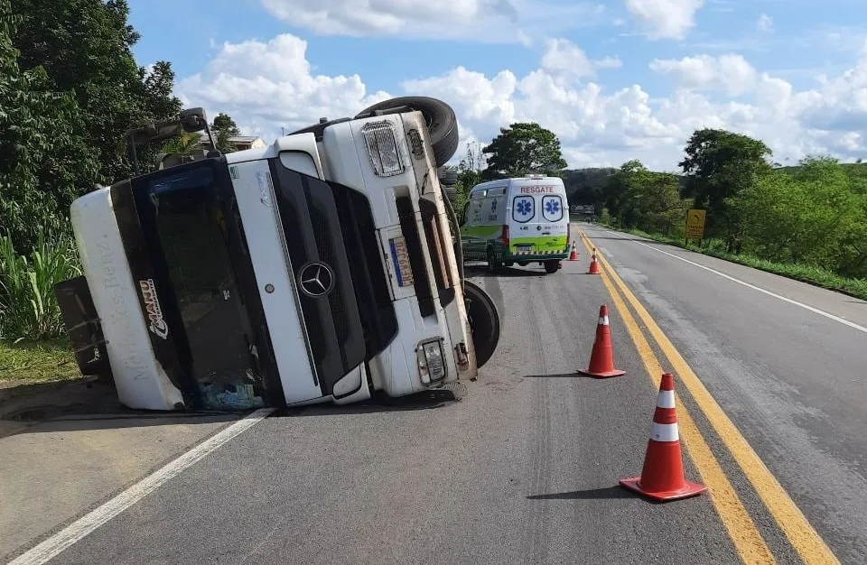 Carreta tomba e interdita pista da BR-101 em Mimoso do Sul