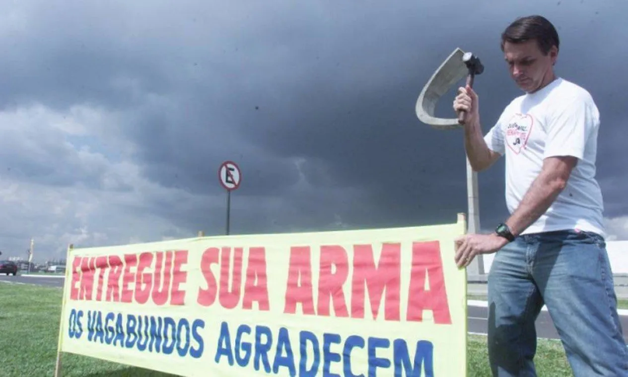 Bolsonaro posta foto para fazer campanha contra decreto anti-armas de Lula