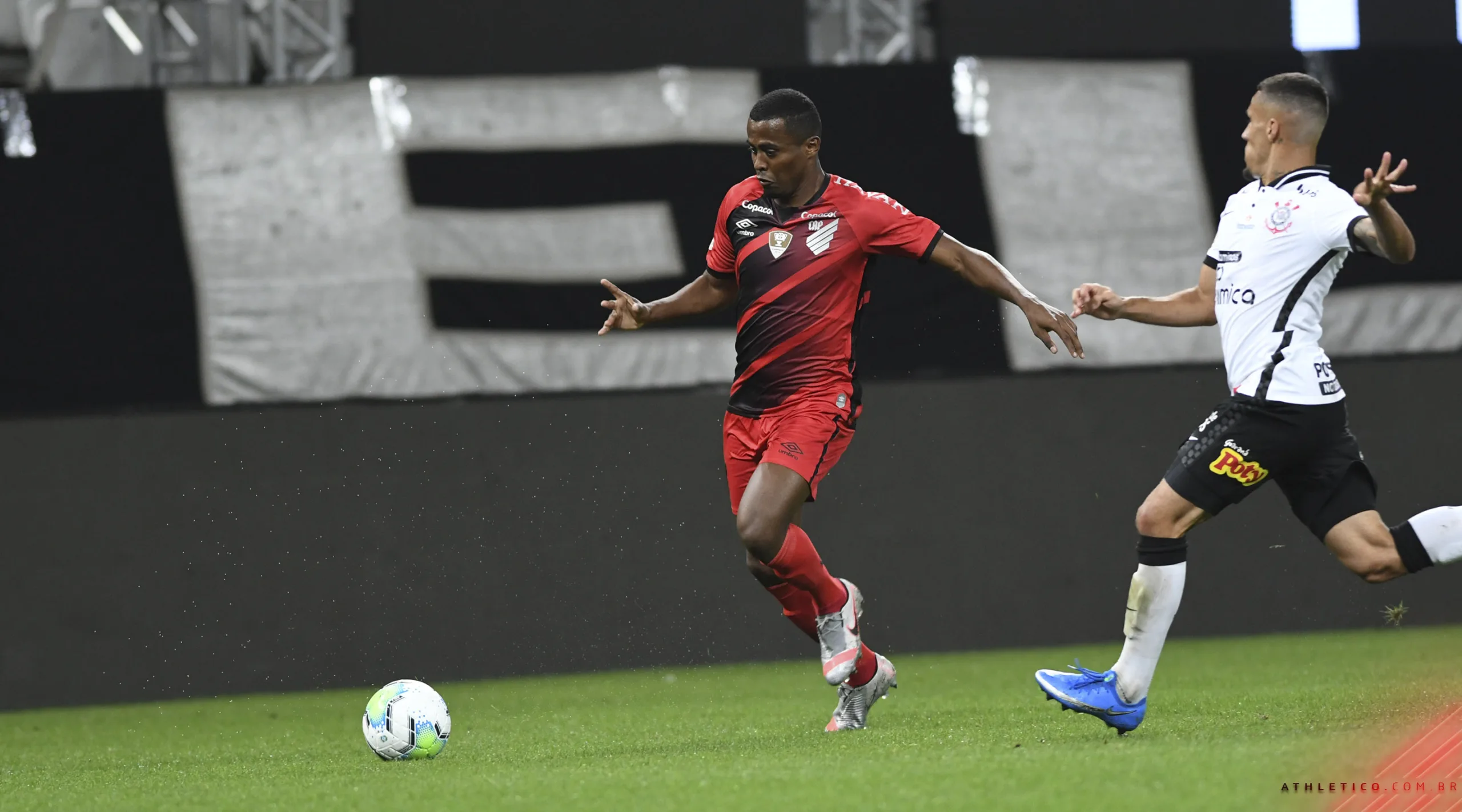 Em jogo de seis gols, Corinthians e Athletico-PR empatam pelo Brasileirão