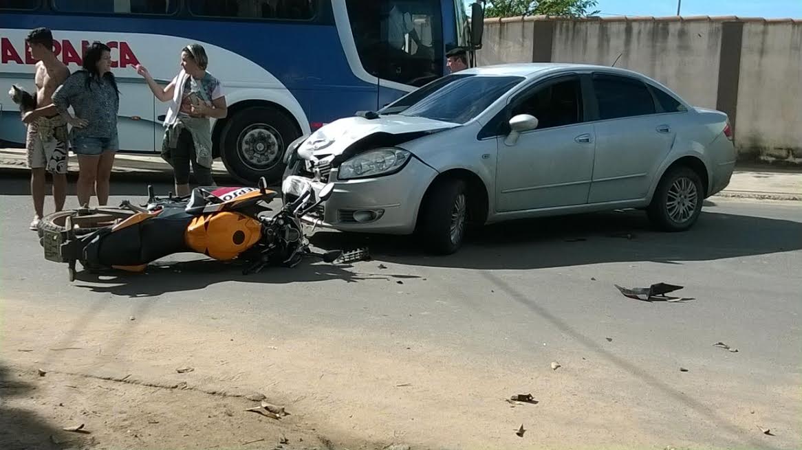 Motociclista fica ferido em acidente em Fundão