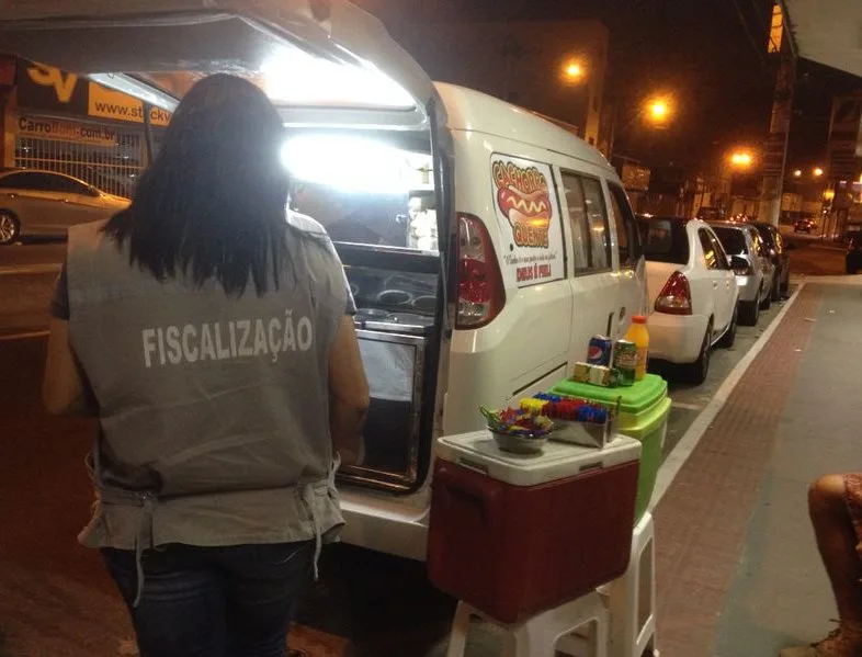 Operação notifica casa noturna e ambulantes e faz apreensões em Vila Velha