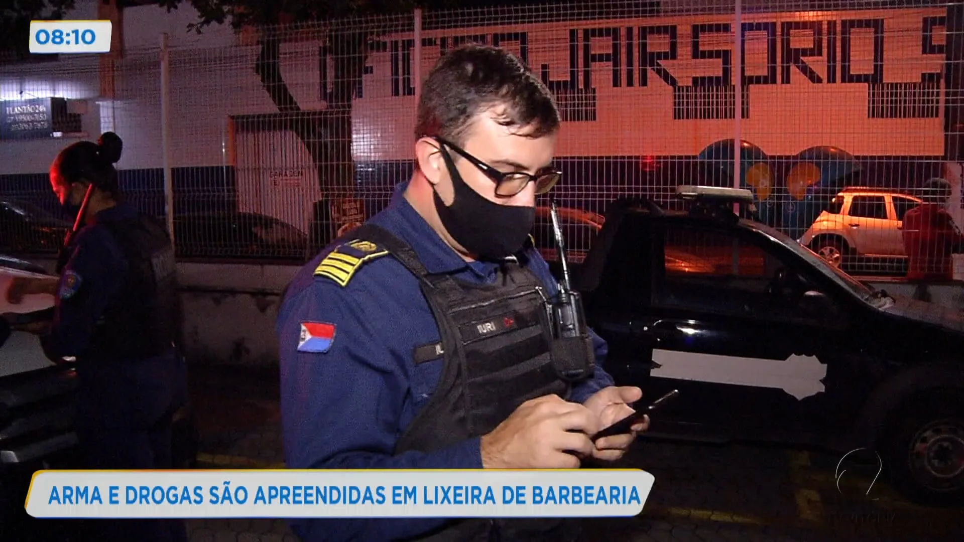 Arma e drogas são apreendidas em lixeira de barbearia