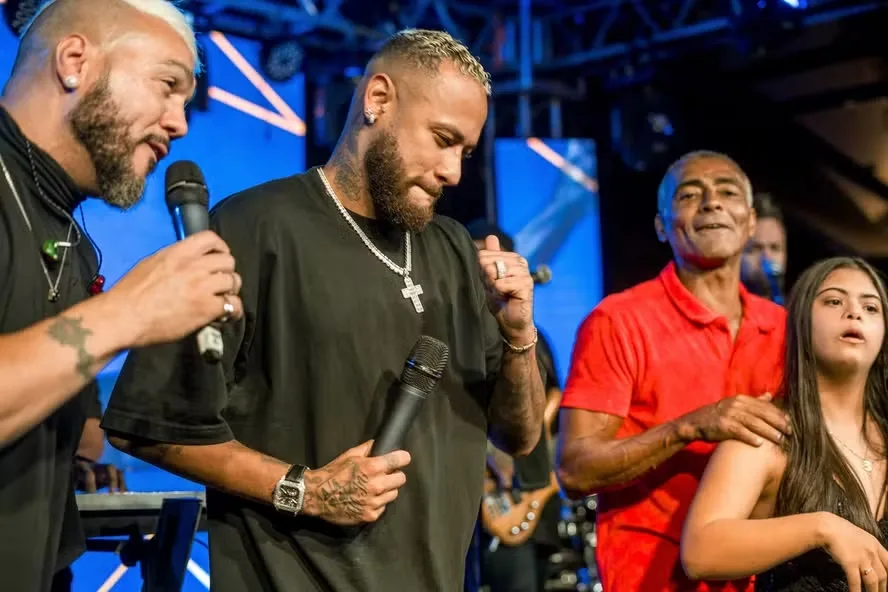 Neymar sobe ao palco e canta com Belo em aniversário de Romário