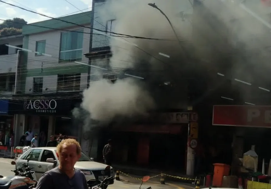 Restaurante pega fogo após funcionário trocar botija de gás em Vitória