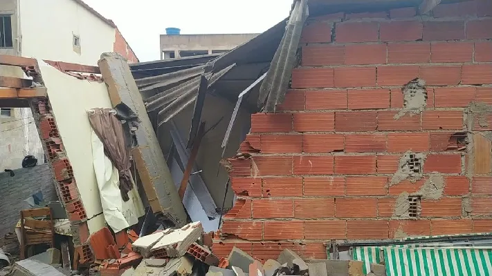 FOTOS | Chuva causa queda de muro de desabamento de casa na Serra