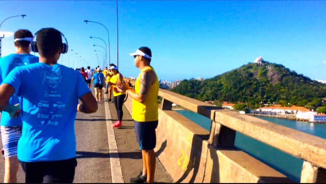 Com salva de palmas no alto da Terceira Ponte, Corrida AMAES Azul enche o coração dos corredores de amor e solidariedade