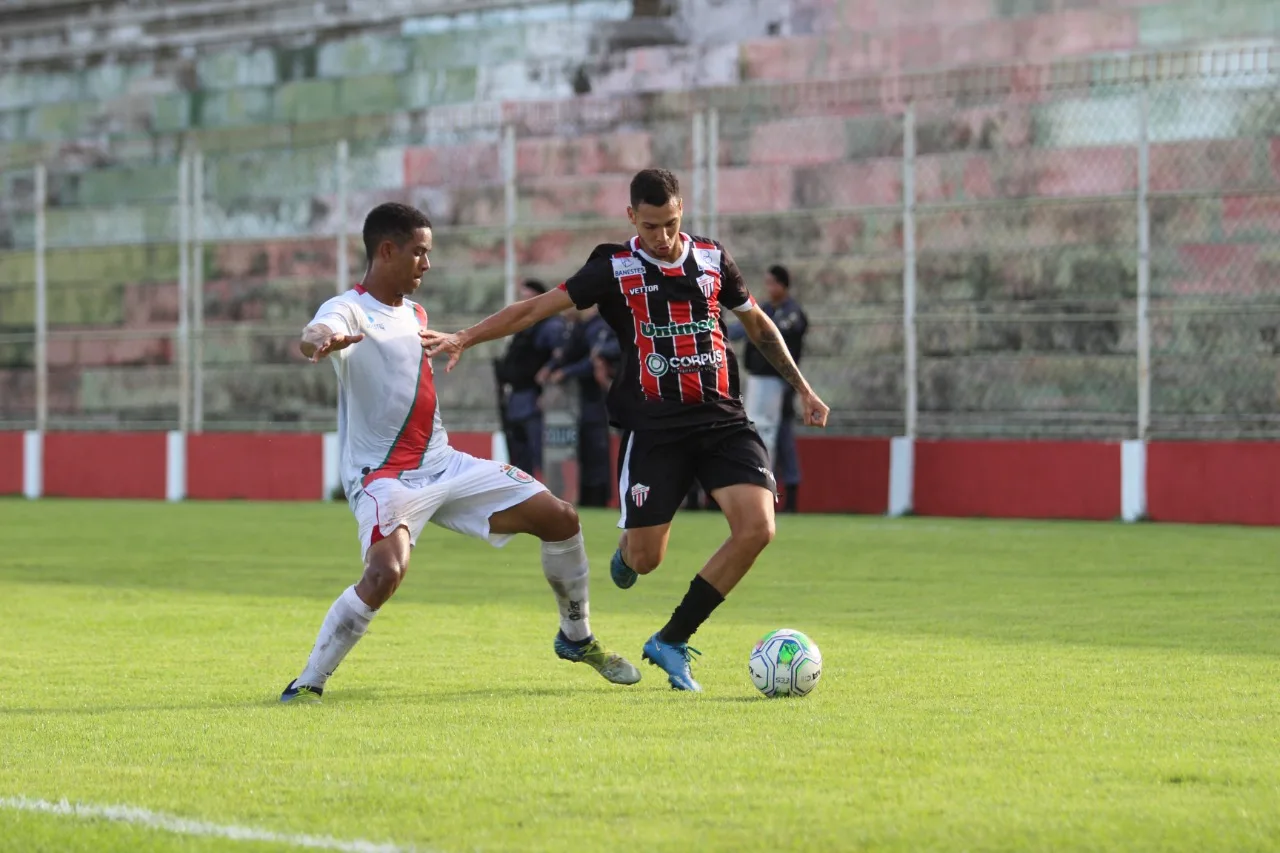 Com dois de Alex Pixote, Real Noroeste bate o Serra e dispara na liderança do Capixabão